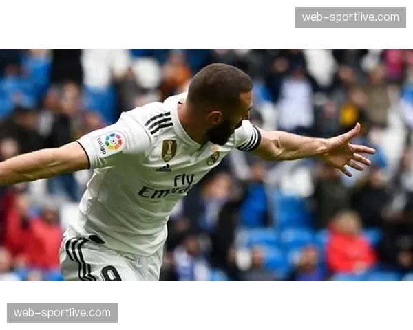 本泽马头球破门，皇家马德里主场1-0暂时领先曼城